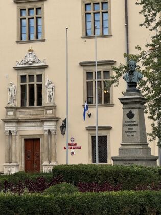 Wejście do budynku przy placu Wszystkich Świętych pilnują dwie figury.